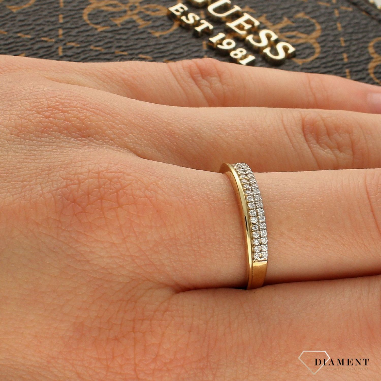 Złoty pierścionek z pasem cyrkonii PI 2801. Złoty pierścionek z cyrkoniami. Złoty pierścionek z.jpg